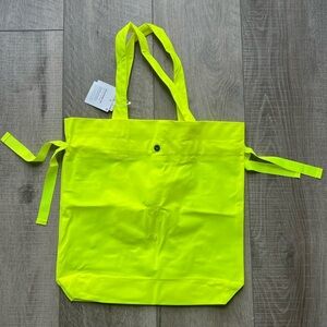 Lululemon Easy As Sunday Tote *19L in Highlight Yellow